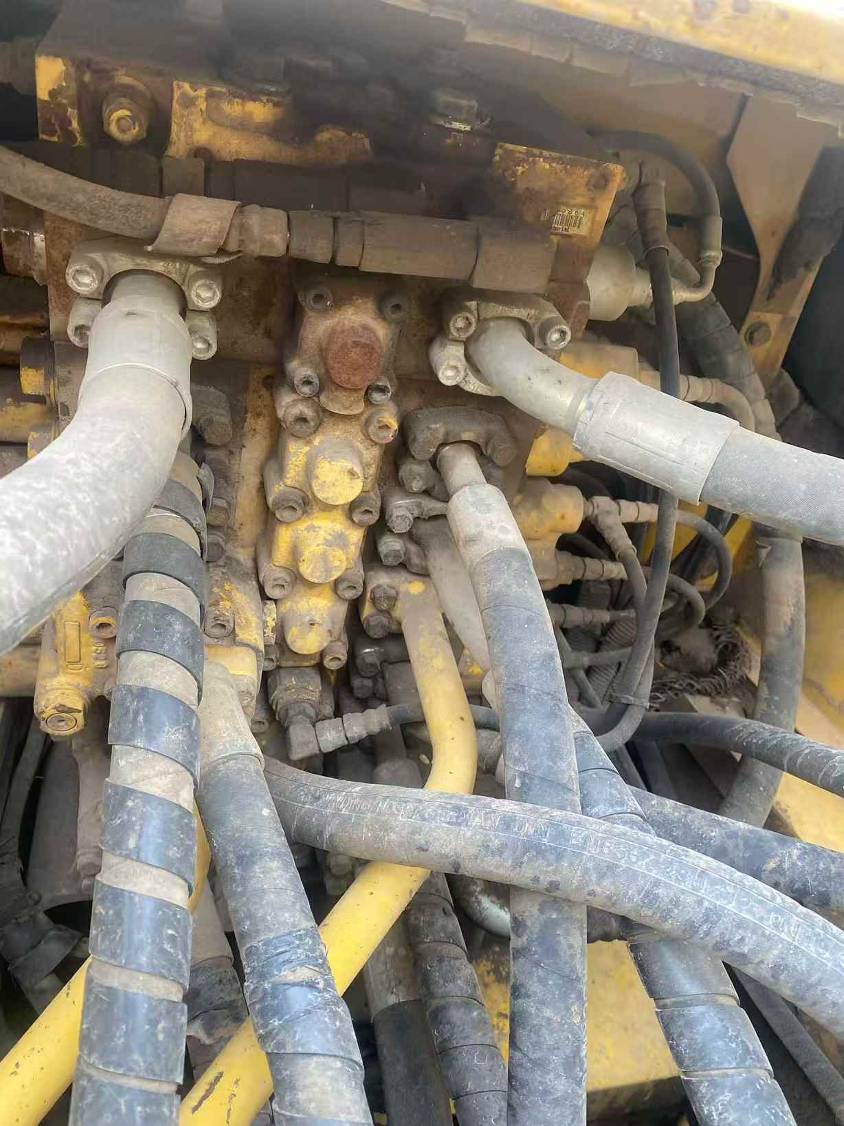 Used Komatsu PC220-8 Excavator 2010 Model / 2