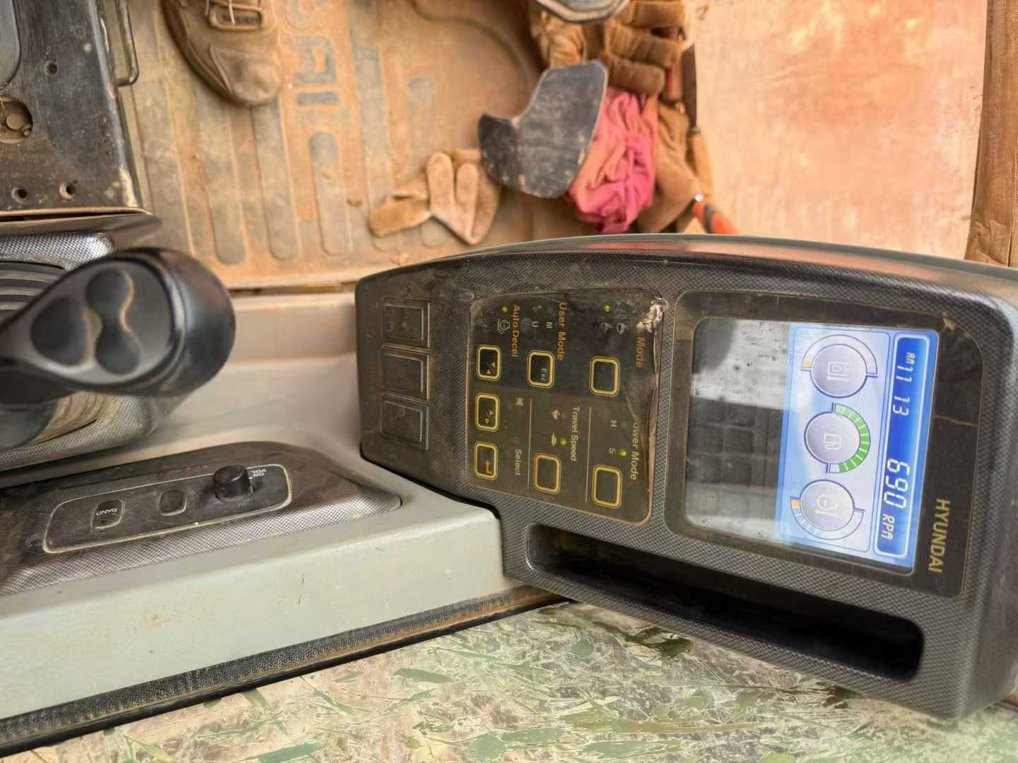 Used Hyundai R215VSN Excavator 2016 Model / 3