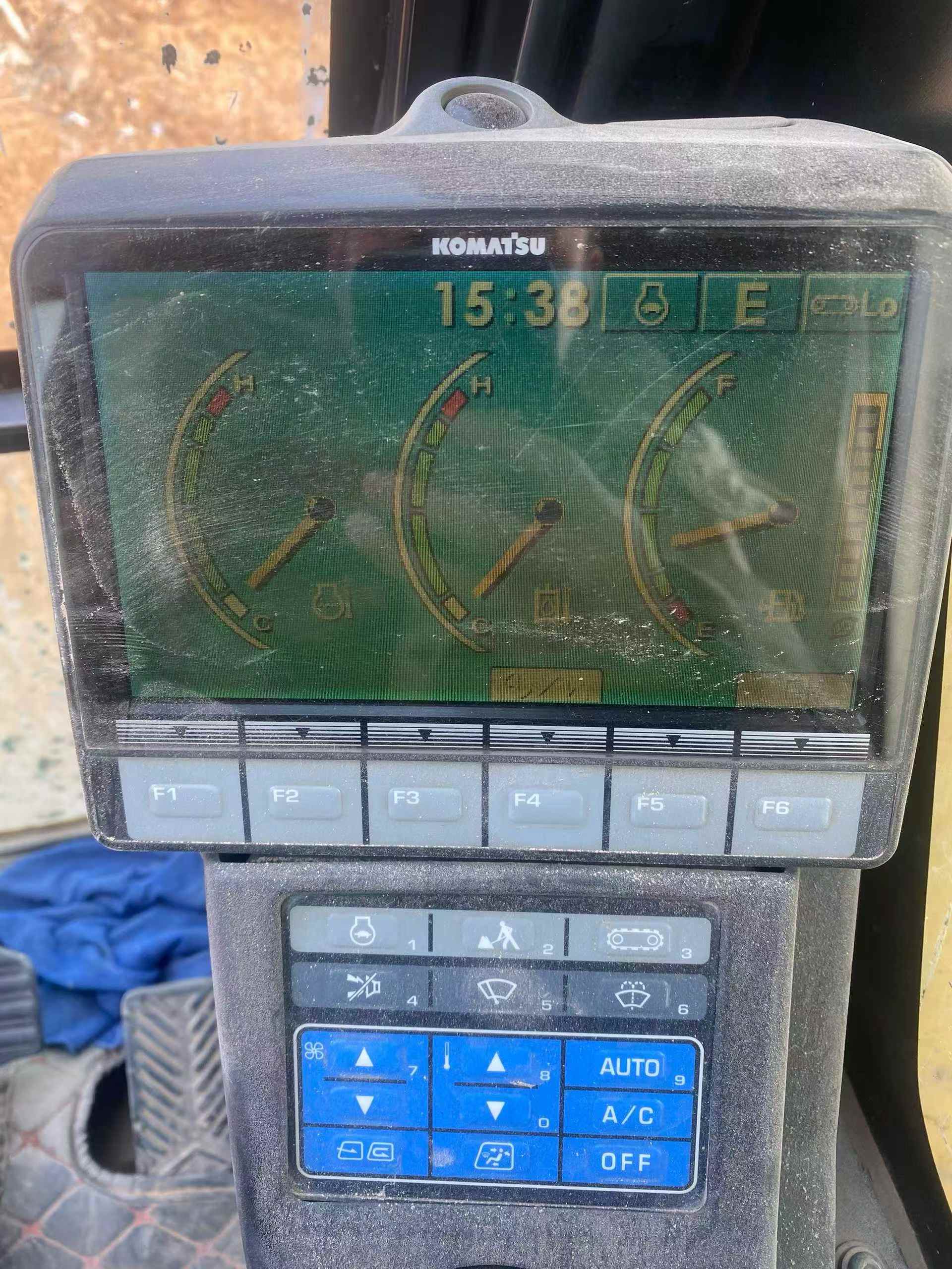 Used Komatsu PC220-8 Excavator 2010 Model / 4