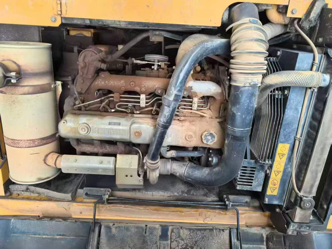 Used Kato HD820R Excavator 2016 Model / 4