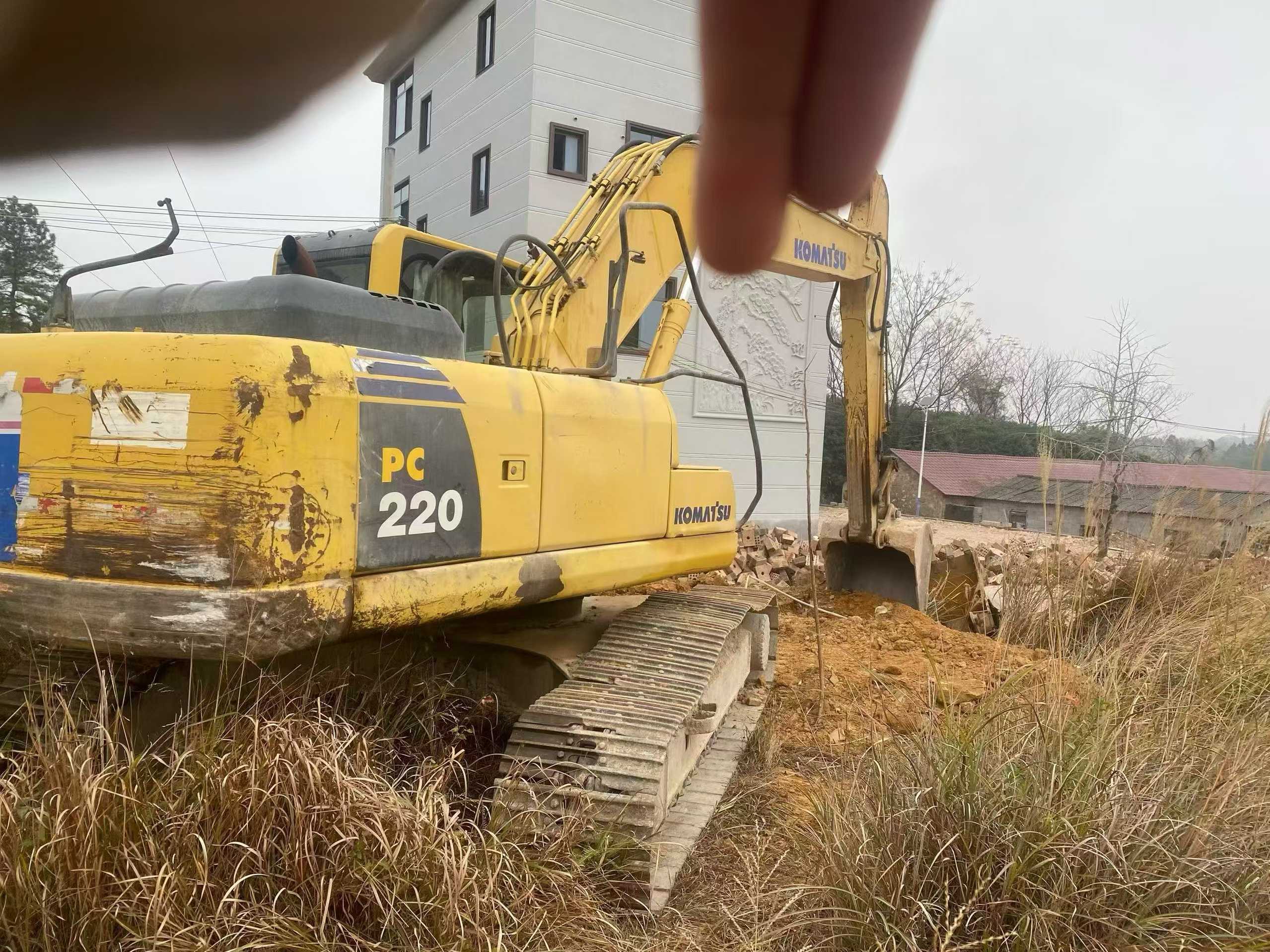 Used Komatsu PC220-8 Excavator 2010 Model / 3