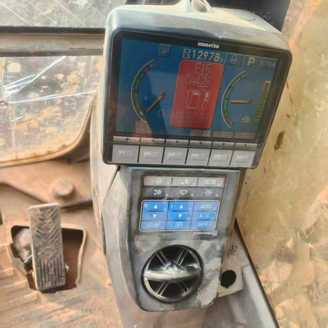 Used Komatsu PC220-8 Excavator 2012 Model / 3