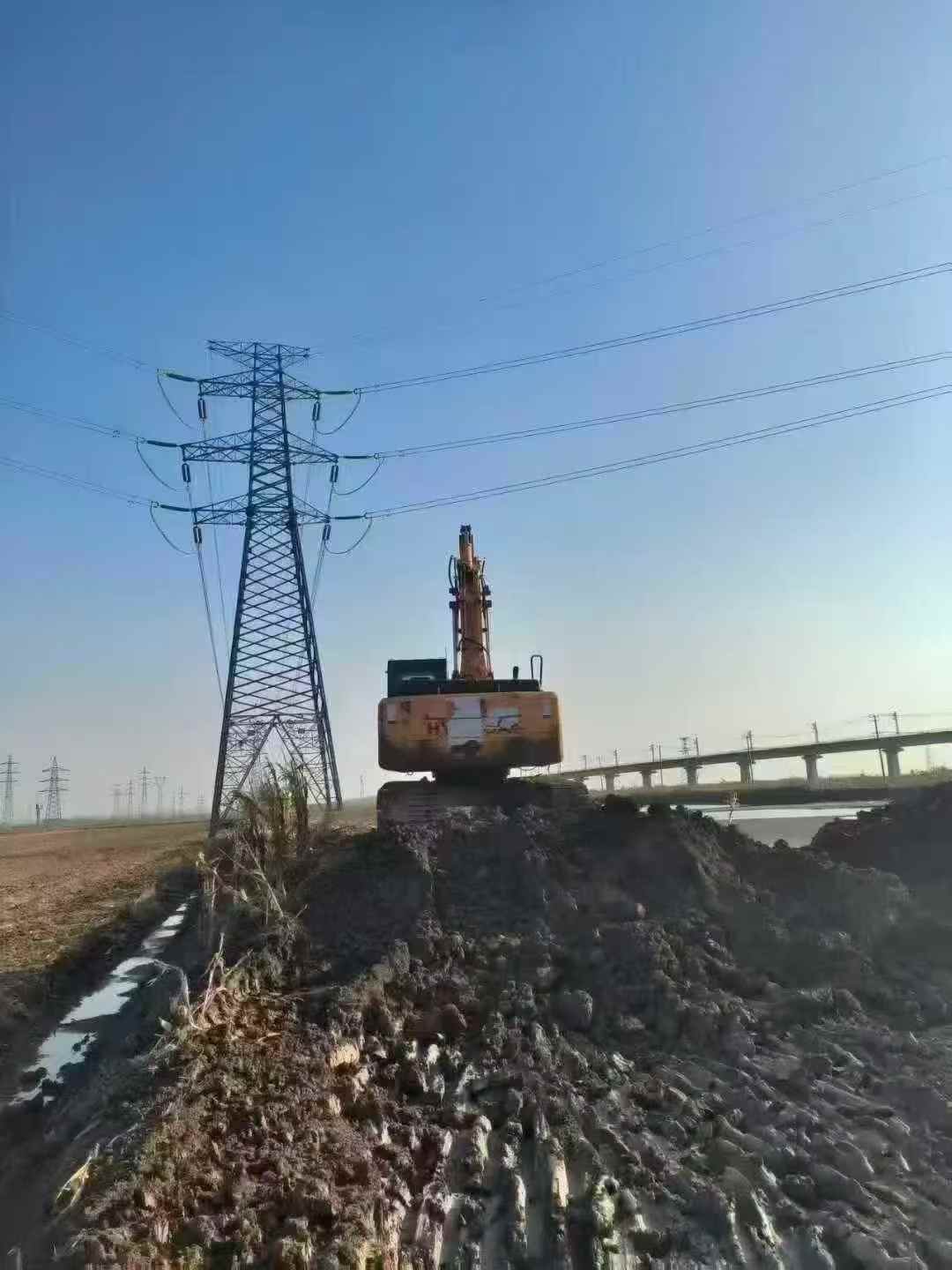 Used Hyundai R215-7 Excavator 2011 Model / 3