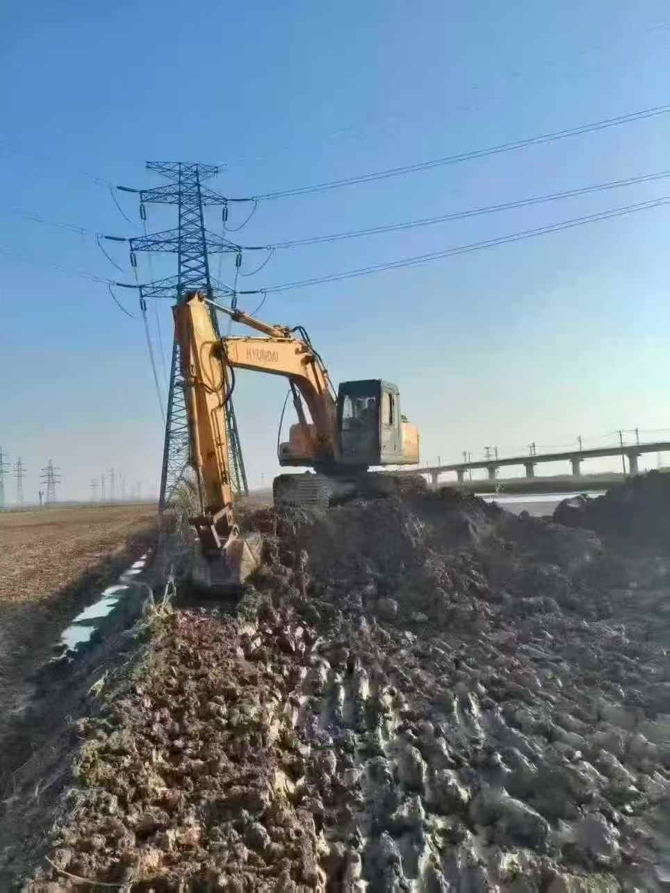 Used Hyundai R215-7 Excavator 2011 Model / 2