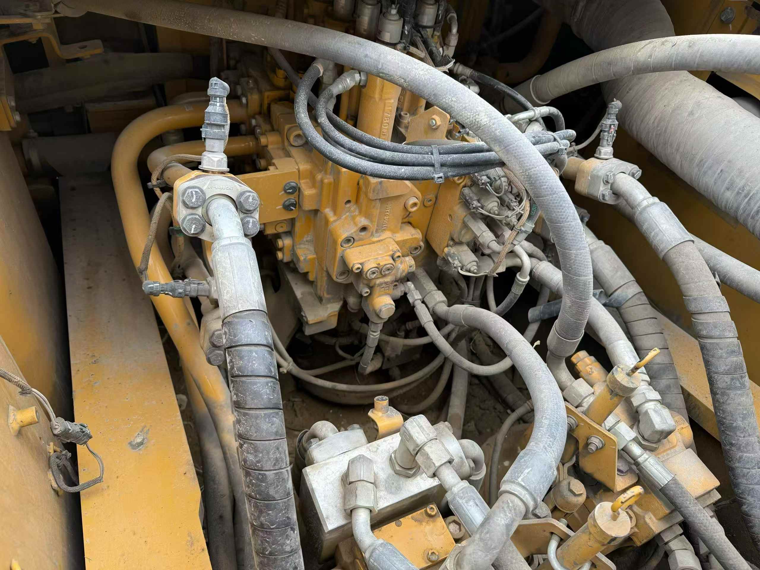 Used Caterpillar CAT352  Excavator 2022 Model / 6