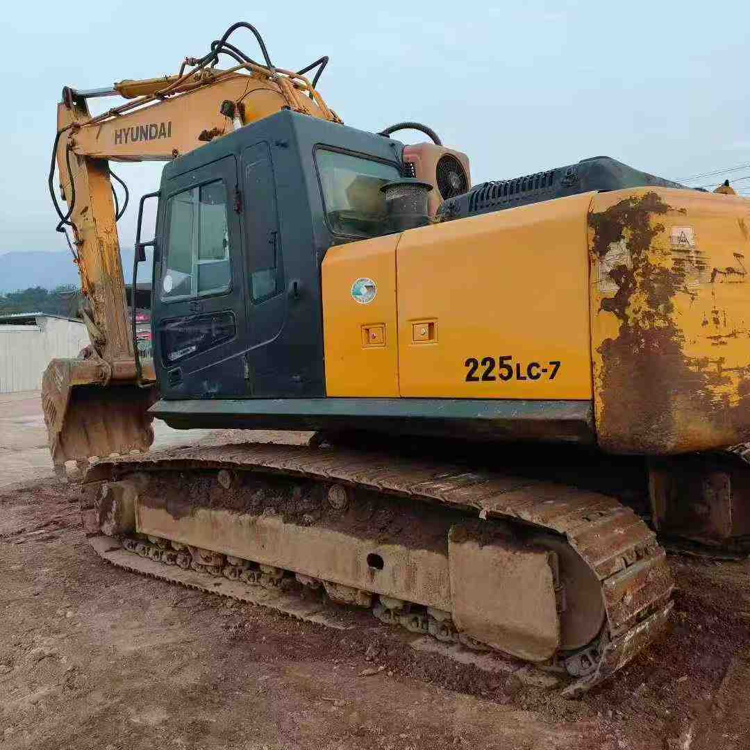 Used Hyundai R225-7 Excavator 2014 Model / 3