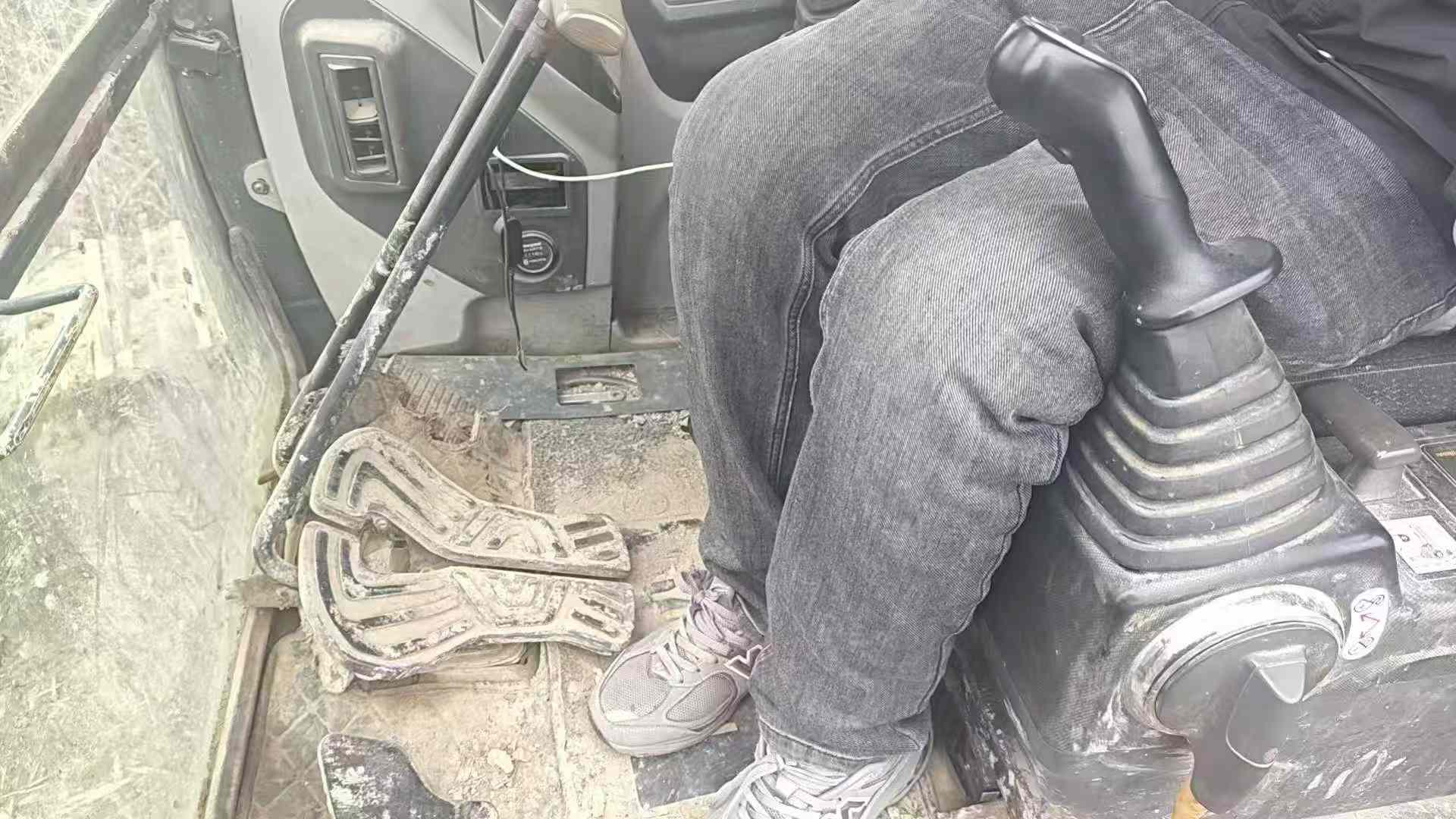 Used Hyundai R215VS Excavator 2018 Model / 4